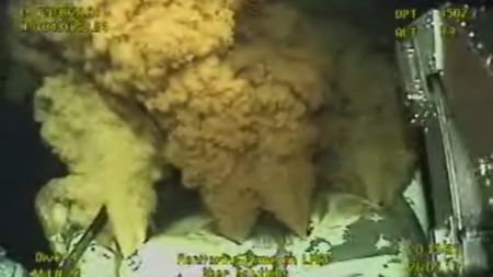 L'Operazione "Top Kill" per placare la fuoriuscita di petrolio.