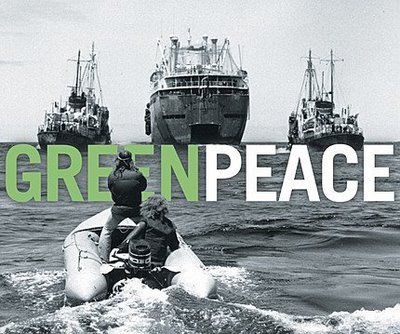 Attivisti Greenpeace su un gommone