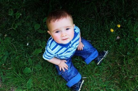 Bambino in mezzo alla natura