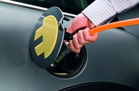 L’UE prepara certificato per il caricamento delle auto elettriche