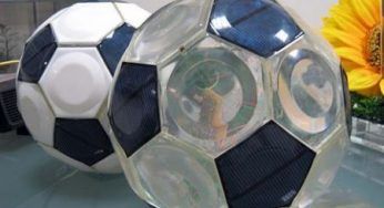 Fotovoltaico: pallone da calcio coperto di celle solari