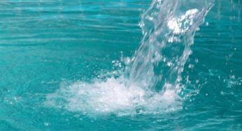 Sviluppo sostenibile: acqua frizzante dalla fontana a Imperia