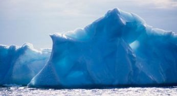 Ambiente: iceberg staccato da un ghiacciaio in Groenlandia