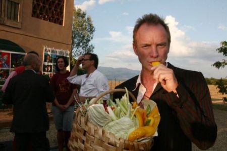 Sting addenta con gusto i suoi prodotti biologici