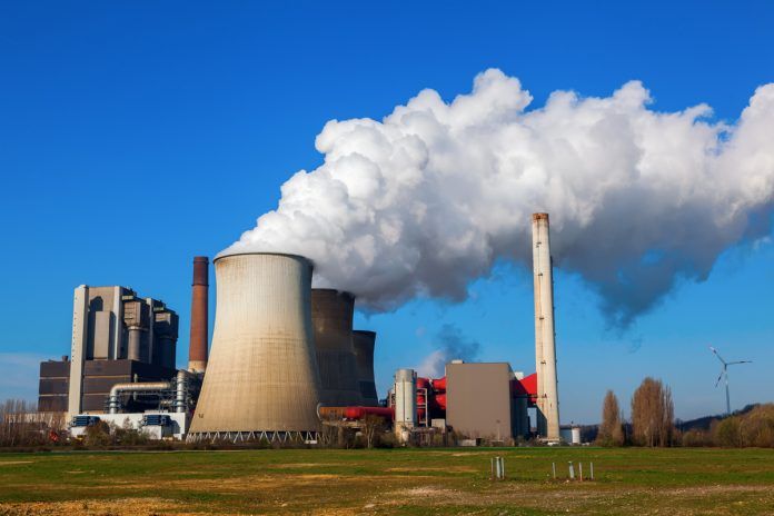 combustibili fossili Una fabbrica che produce combustibili fossili