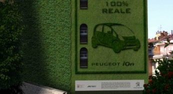 Peugeot iOn a Milano tappezza i muri di verde!