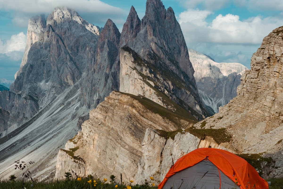 Campeggio in tenda in montagna