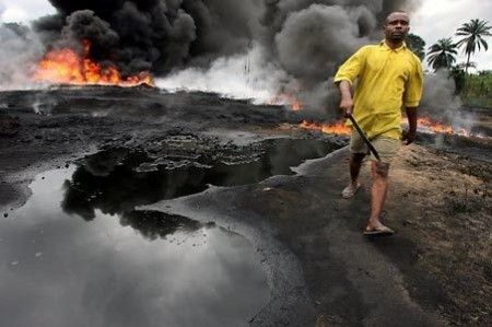 oro nero inquinamento acqua fiume Niger