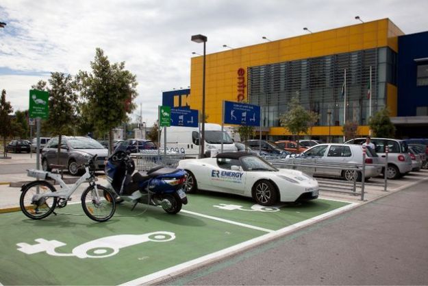 auto elettriche ricarica parcheggi ikea