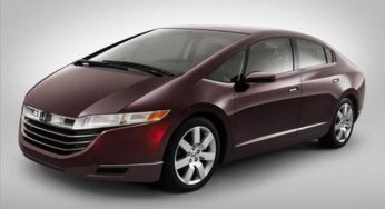 L’auto ad idrogeno Honda FCX Clarity che produce energia elettrica