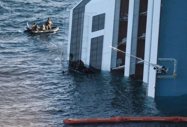 nave costa concordia chiazze sostanze leggere