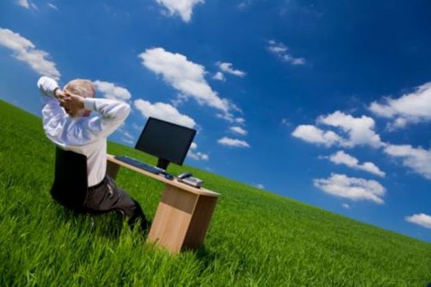 Man Relaxing At Office Desk In a Green Field condizionatori giacca cravatta