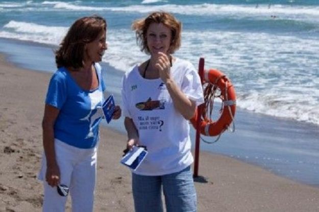 volontari in spiaggia volontari in spiaggia