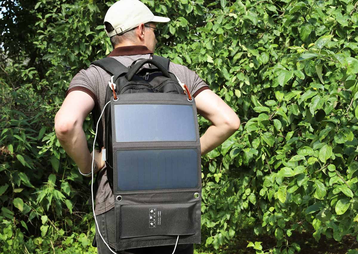 Zaino con pannelli solari portatili