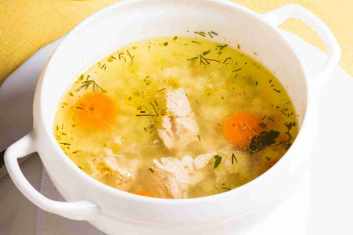 Brodo di pollo rimedi naturali raffreddore