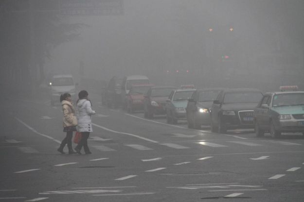 Livelli elevati di smog e forte nebbia in Cina Livelli elevati di smog e forte nebbia in Cina