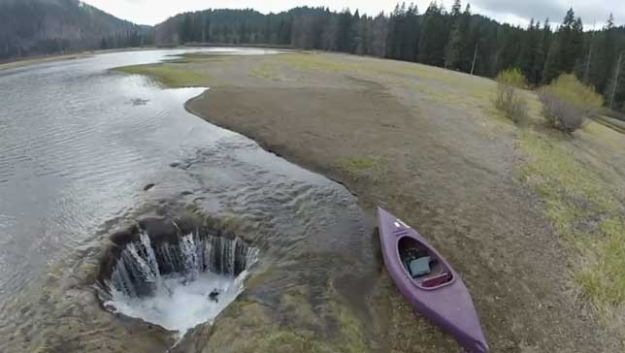 luoghi strani della terra acqua scompare