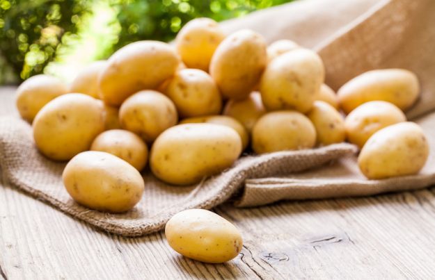 Farm Fresh Potatoes On A Hessian Sack patate proprieta benefici ricette