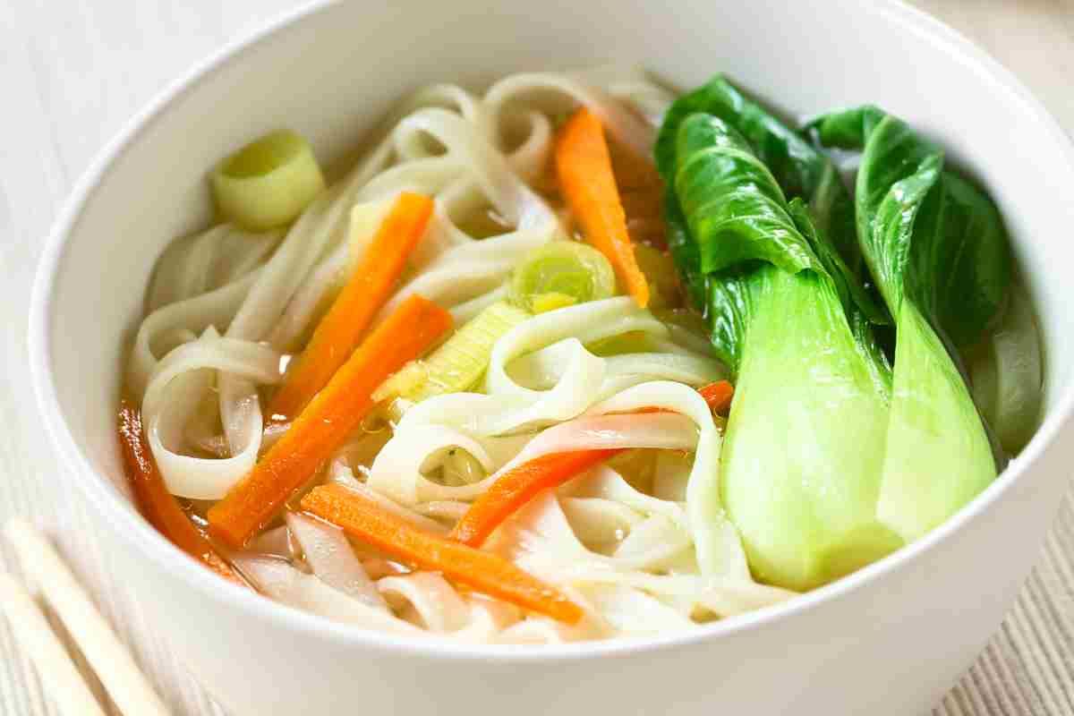 Spaghetti di riso con pak choi ricetta