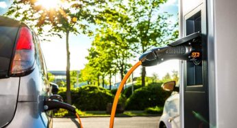 Milano capitale della mobilità ecologica, ma l’Italia è indietro: la classifica delle nazioni più green