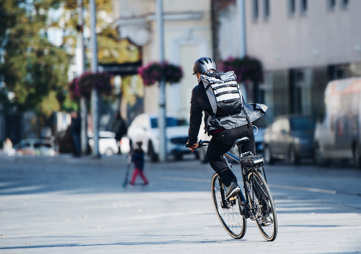 Un uomo guida una bici elettrica