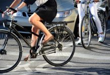 Una bicicletta in strada