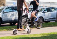 Una bici elettrica e un monopattino, due mezzi interessati dagli ecoincentivi 2020