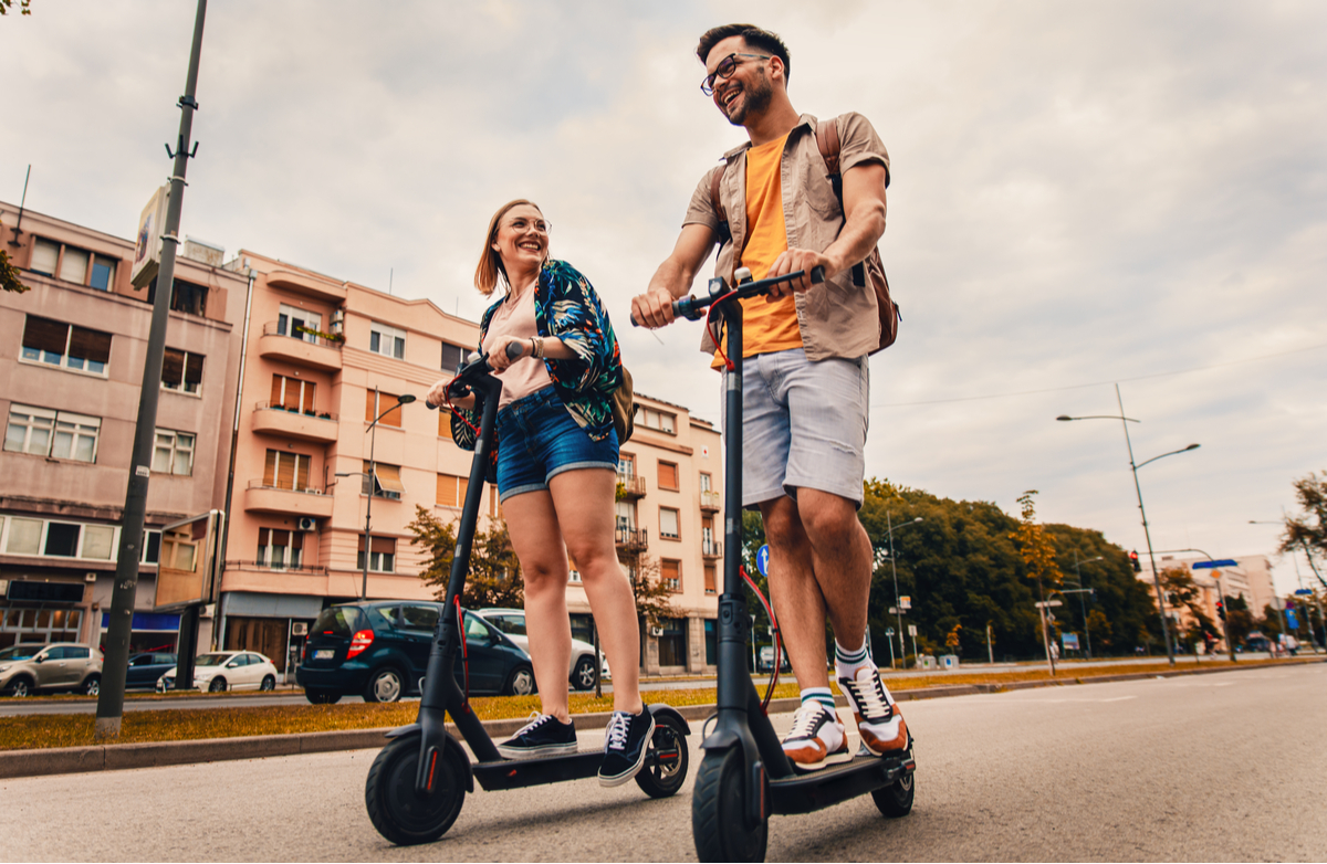 Due ragazzi sui loro monopattini elettrici