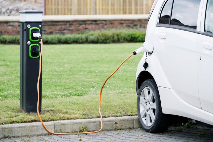 decreto semplificazioni colonnine elettriche Una colonnina di ricarica per auto elettiche
