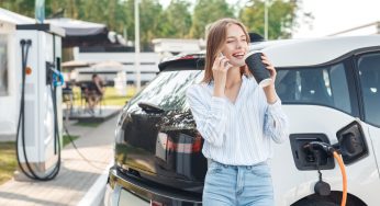 Auto elettriche e ibride, costi ridotti della metà rispetto alle auto tradizionali