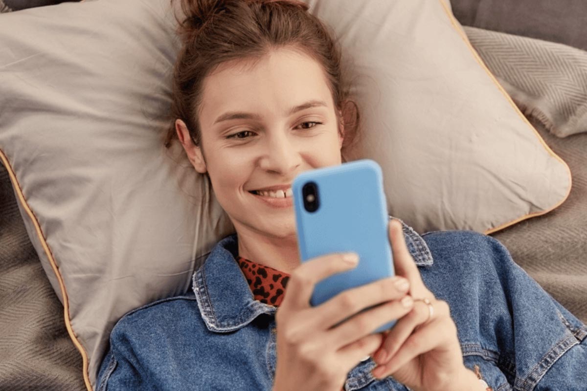 Ragazza con il cellulare in mano