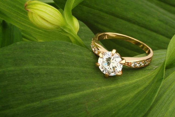 gioielli sostenibili Anello con diamanti su foglia verde