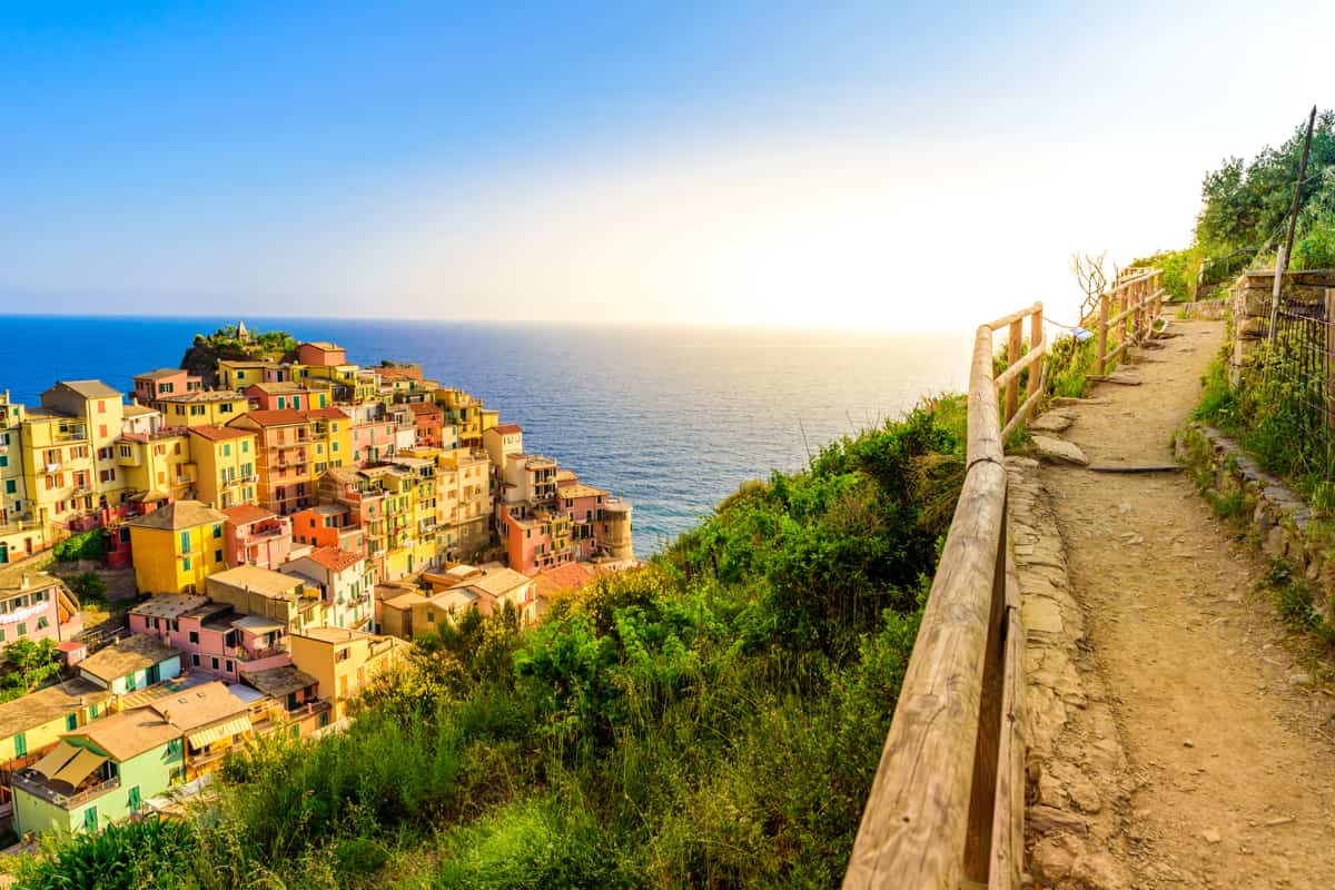 sentiero da hiking affacciato su manarola alle cinque terre