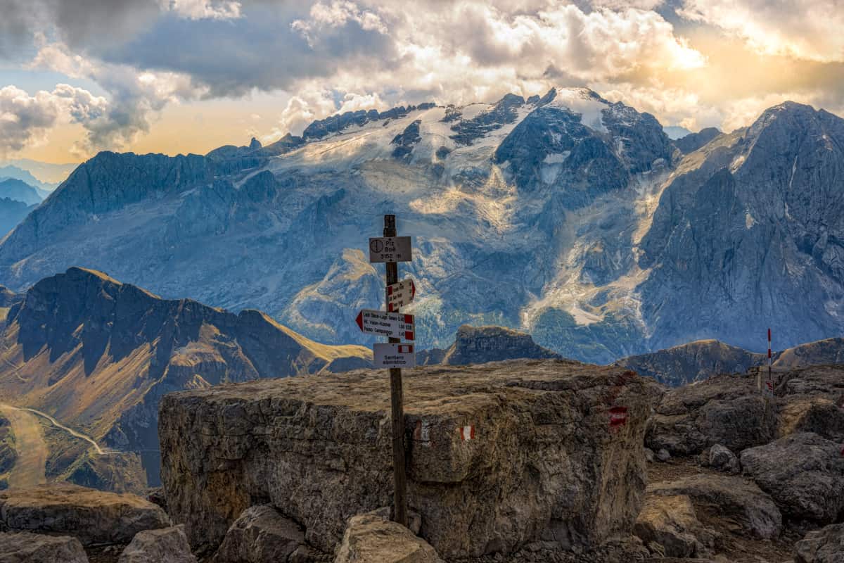 indicazioni per sentieri da trekking sulle dolomiti