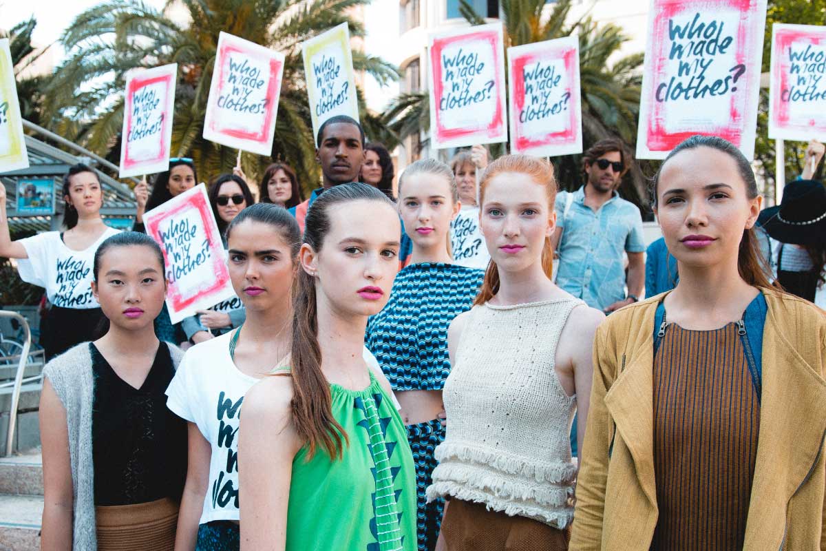 Ragazze che manifestano per la Fashion Revolution