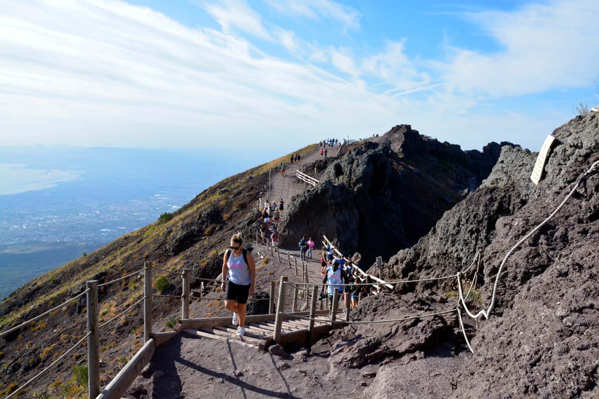 Persone su percorso da hiking sul Vesuvio