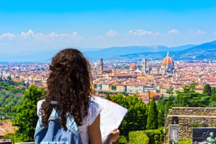 trekkingurbano ragazza con mappa fa trakking urbano a firenze