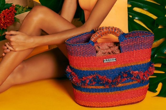 Borse sostenibili Donna che mostra una borsa in raffia AAKS