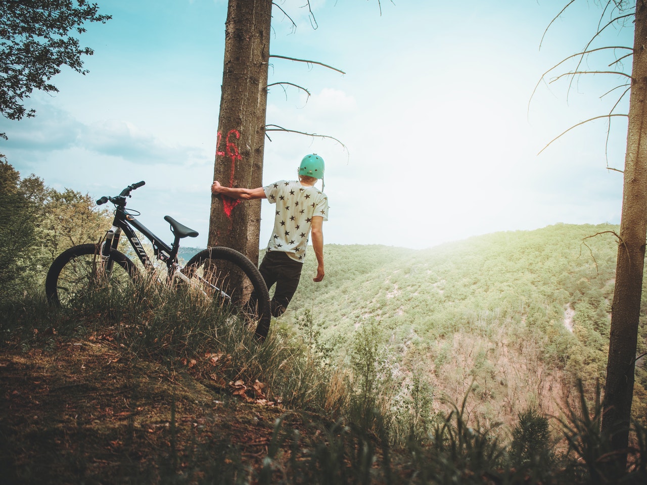 paesaggio di montagna con ragazzo in bici