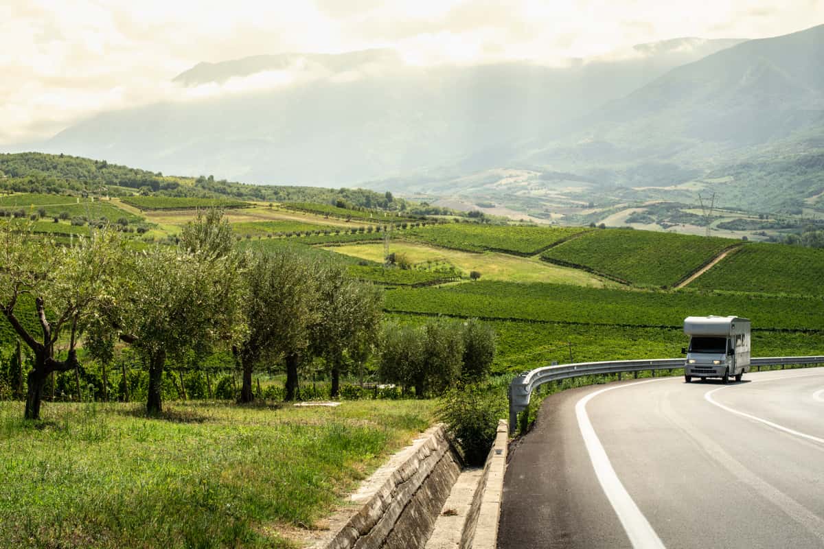 camper su strada immersa tra le colline del chianti