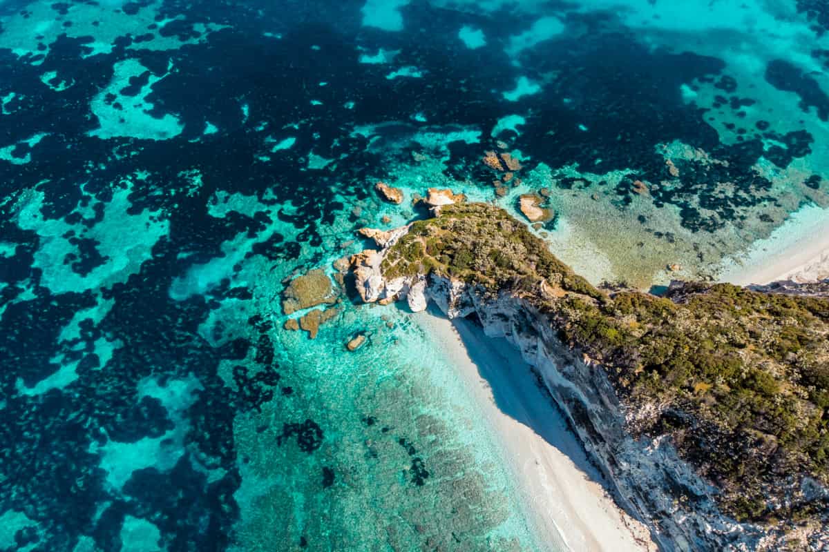 veduta di una spiaggia con mare cristallino all'isola d'elba