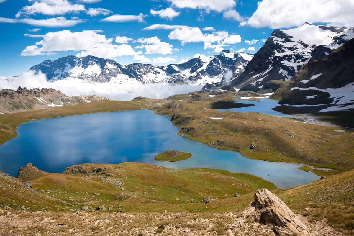 panorama del parco del gran paradiso con un lago tra le montagne