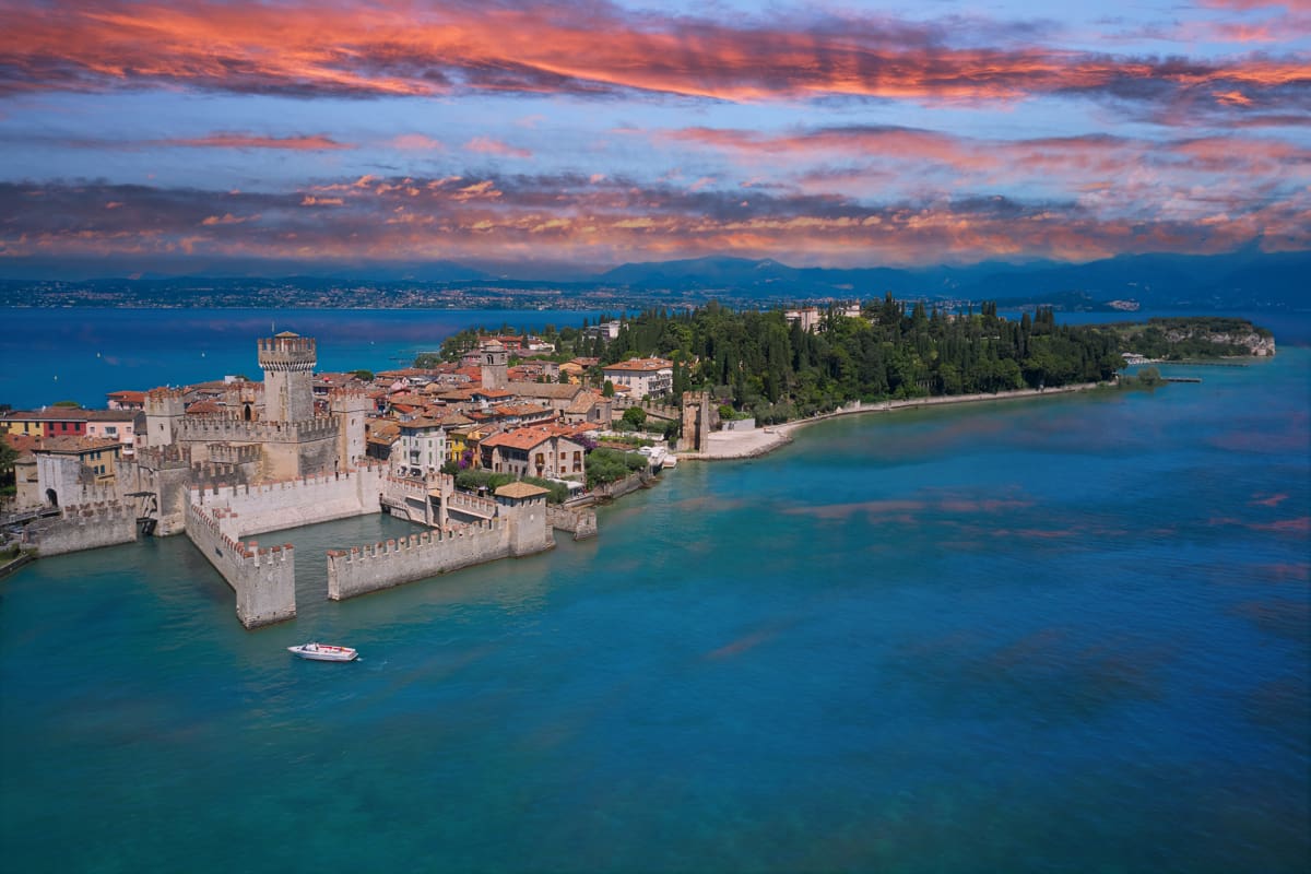 veduta di sirmione, paese sul lago di garda