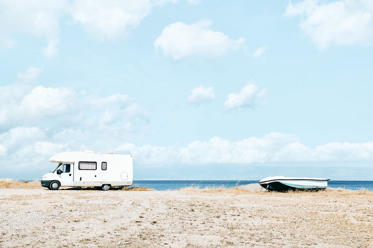 camper parcheggiato vicino al mare in sicilia