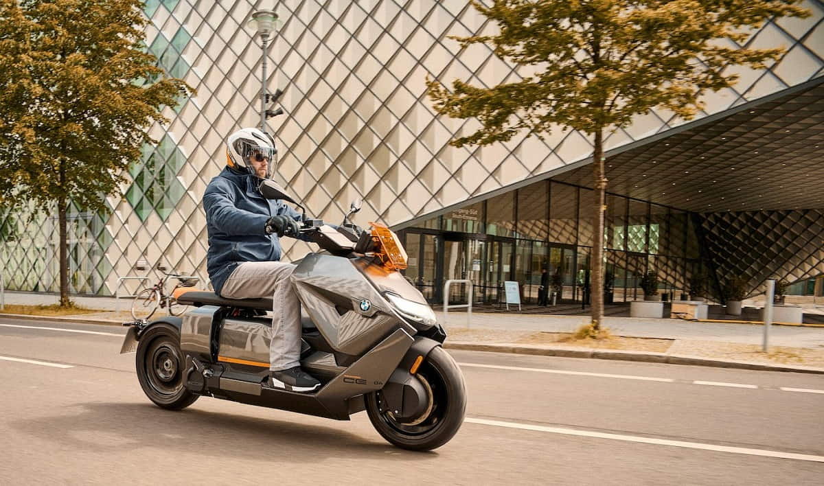 Scooter elettrico BMW CE 04 in strada