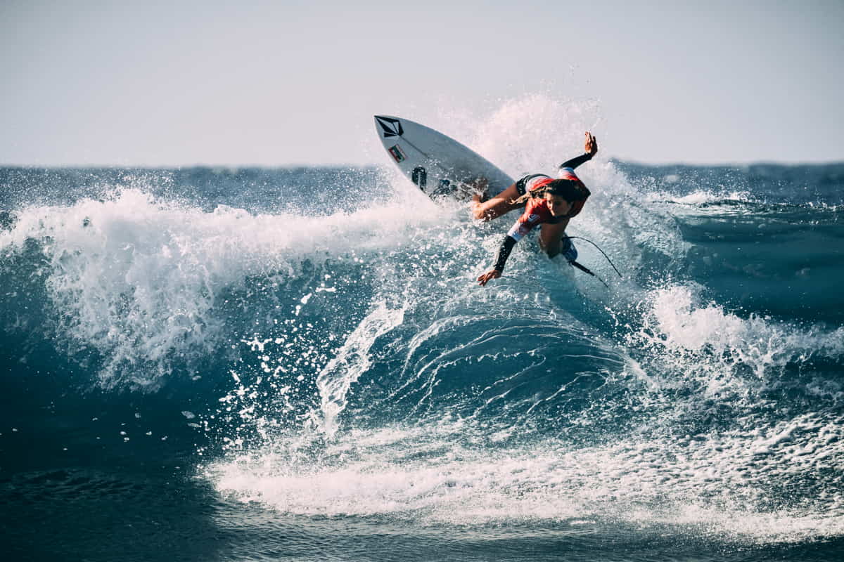 surfista cavalca un'onda a capo mannu