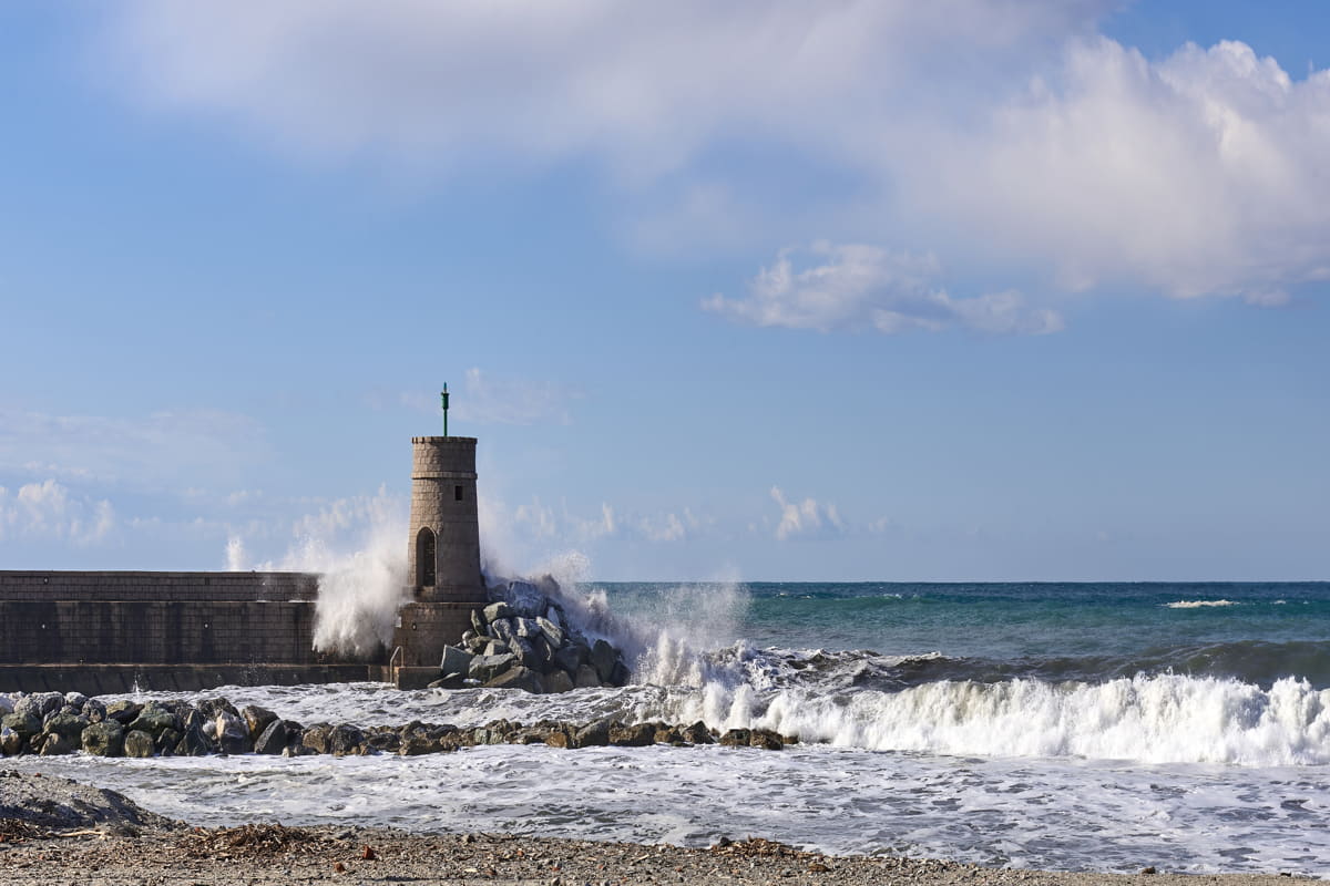 faro colpito dalle onde a recco