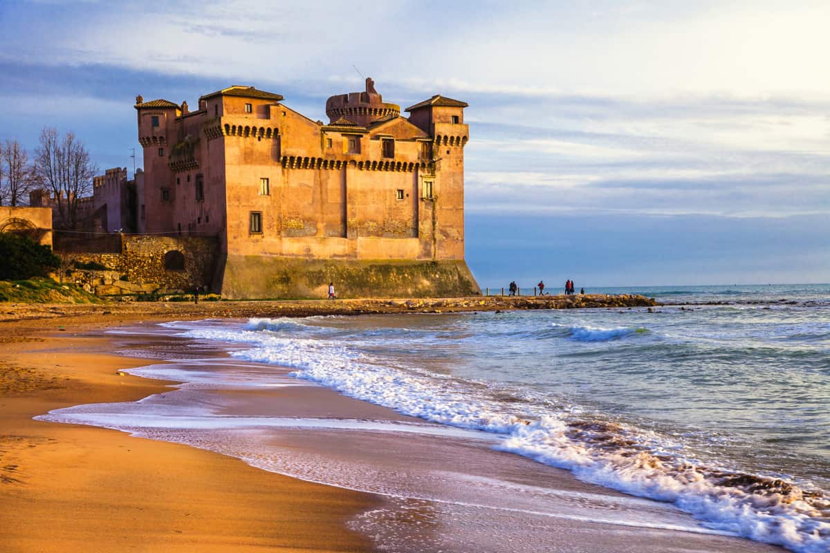 spiaggia di santa marinella con castello