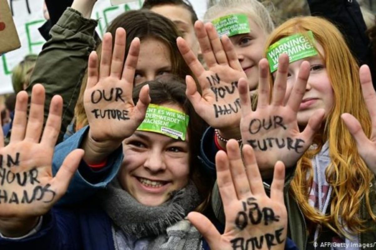 Giovani che scioperano per il clima Fridays For Future