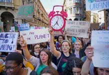 Giovani che scioperano per il clima a Torino